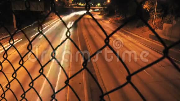 夜间高速公路城市交通时间推移剪辑1视频的预览图