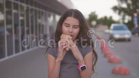 吃冰淇淋的小女孩走在超市旁边的大街上手里拿着一个柔软的玩具慢动作视频的预览图