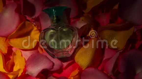 花瓣玫瑰玻璃香水工作室视频的预览图
