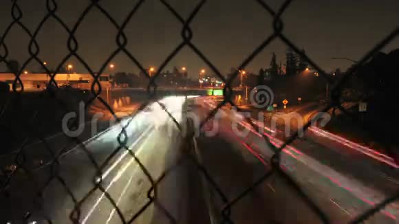 夜间高速公路城市交通时间推移剪辑2视频的预览图