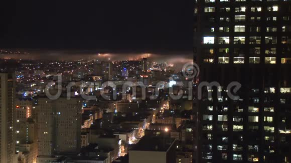 旧金山雾在夜间时间流逝剪辑5视频的预览图