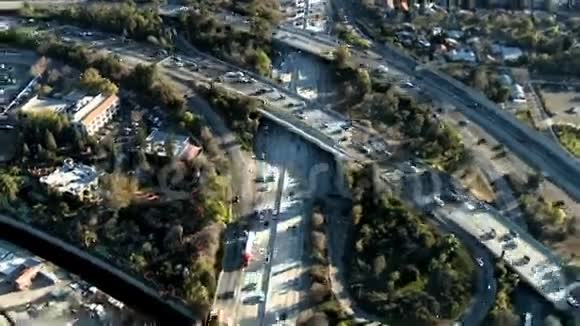 加快洛杉矶高速公路公路郊区的鸟瞰图第7段视频的预览图