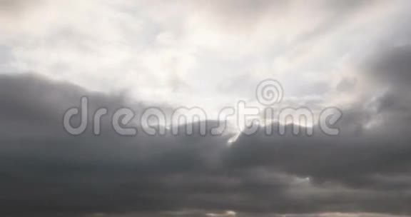 乌云沿着天空快速移动视频的预览图