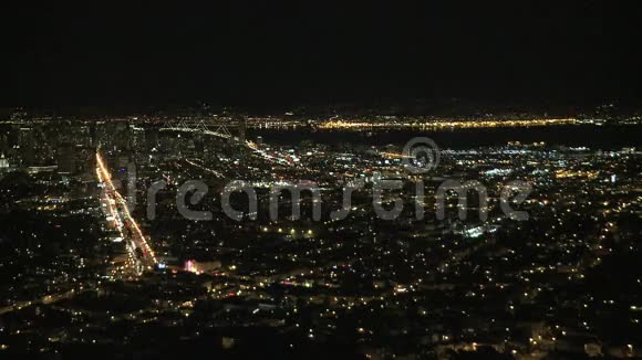 从双子峰俯瞰旧金山海湾的夜景剪辑1视频的预览图