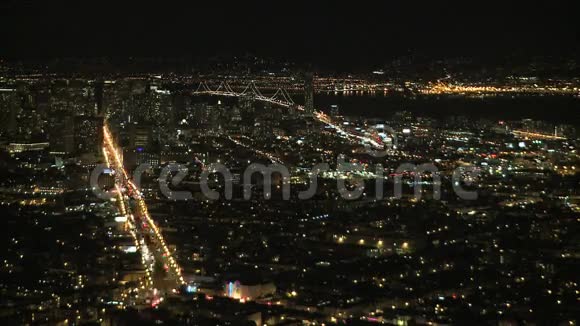 从双子峰俯瞰旧金山海湾的夜景视频的预览图