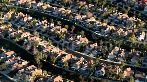 杂草房屋住宅郊区的空中镜头剪辑2视频的预览图
