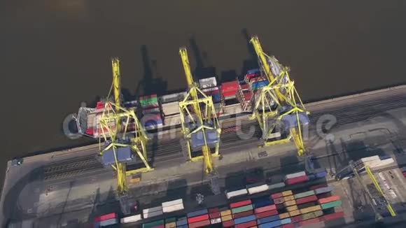 集装箱船在港口卸货的俯视图视频的预览图