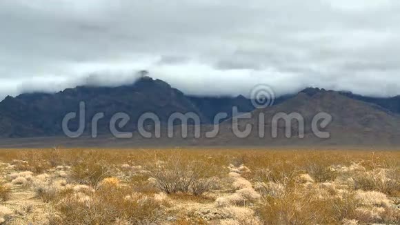 莫哈韦沙漠风暴云的时间流逝剪辑3视频的预览图