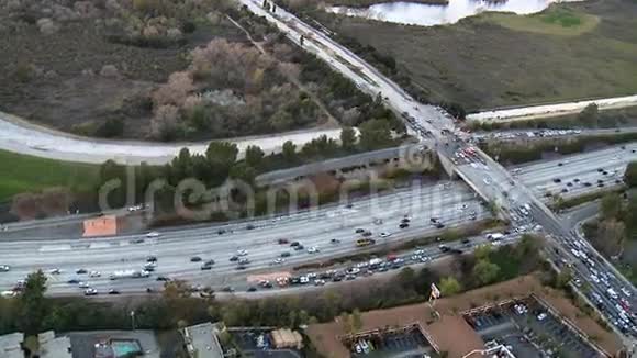洛杉矶高速公路高速公路交汇处鸟瞰图剪辑1视频的预览图