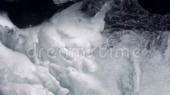 冰和水冬季仙境冰面下流动的水视频的预览图