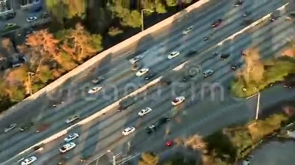 洛杉矶高速公路高速公路郊区鸟瞰图剪辑15视频的预览图