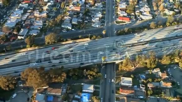 洛杉矶高速公路公路郊区的鸟瞰图第11段视频的预览图