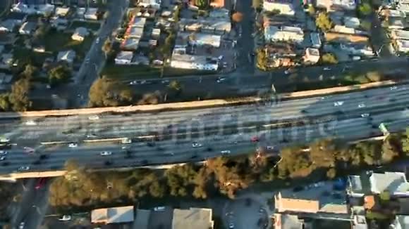 洛杉矶高速公路高速公路郊区鸟瞰图剪辑9视频的预览图