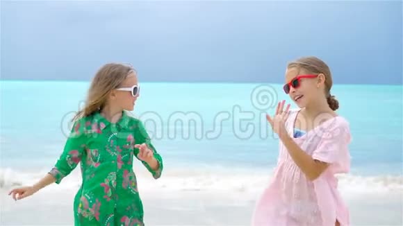 小女孩在热带海滩玩得很开心流动人口视频的预览图