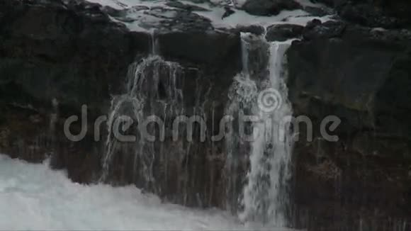海水漂落岩石夹击2视频的预览图