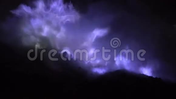 夜晚的蓝色火焰伊根火山视频的预览图