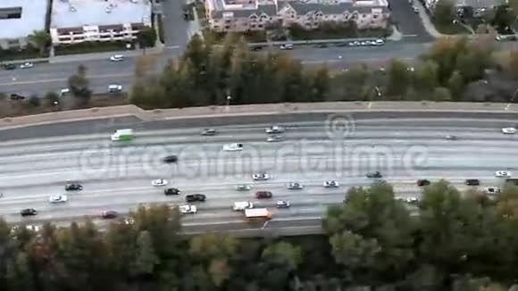 加快洛杉矶高速公路高速公路郊区的航空视野剪辑1视频的预览图