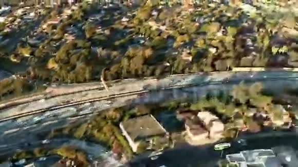 加快洛杉矶高速公路高速公路郊区的航空视野剪辑2视频的预览图