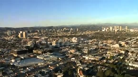 加快洛杉矶高速公路高速公路郊区的鸟瞰图视频的预览图