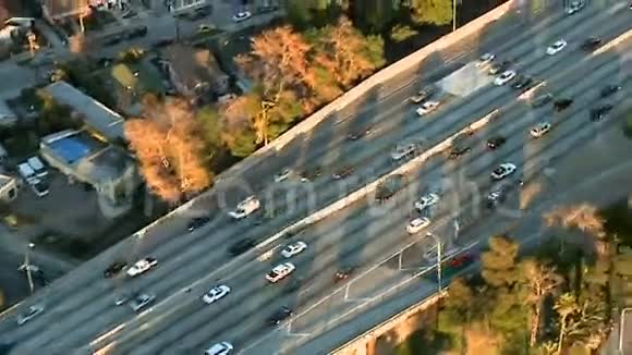 洛杉矶高速公路公路郊区的鸟瞰图剪辑2视频的预览图