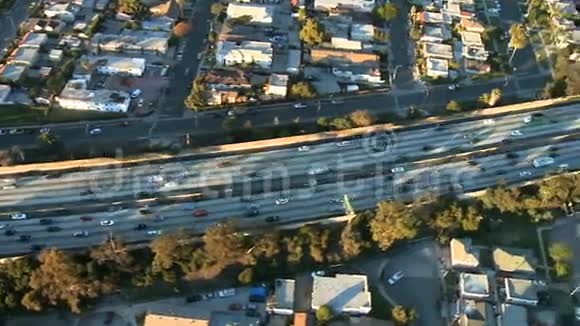 洛杉矶高速公路高速公路郊区的鸟瞰图视频的预览图