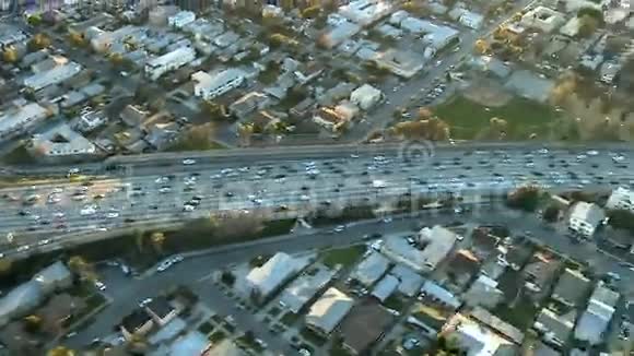洛杉矶高速公路高速公路郊区的鸟瞰图剪辑12视频的预览图