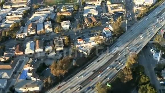 洛杉矶高速公路高速公路郊区的鸟瞰图视频的预览图