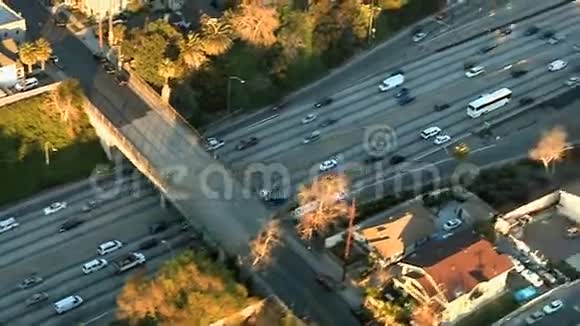 洛杉矶高速公路高速公路的鸟瞰图视频的预览图