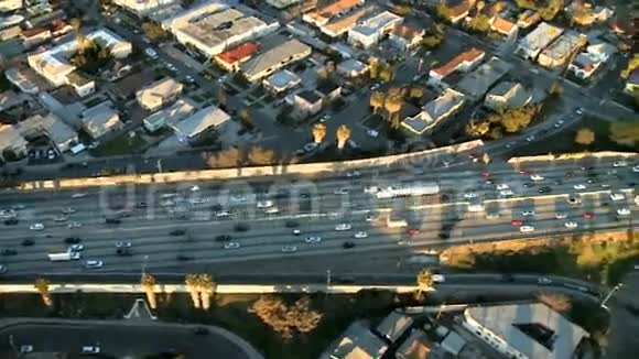 洛杉矶高速公路公路郊区的鸟瞰图剪辑5视频的预览图