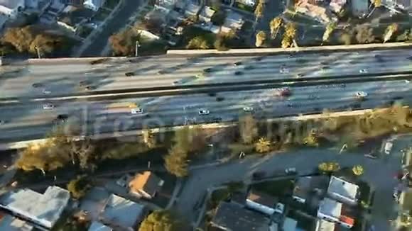 洛杉矶高速公路公路郊区的鸟瞰图第8段视频的预览图