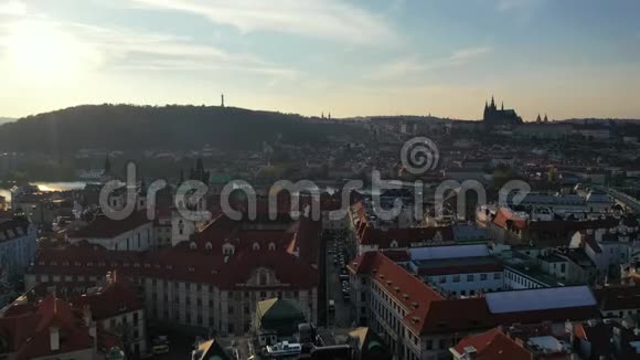 布拉格捷克共和国全景与历史上的查尔斯桥和伏尔塔瓦河在晴天布拉格市上空日落从视频的预览图