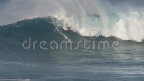 夏威夷毛伊岛爪岛的大浪冲浪者第3集视频的预览图