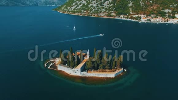黑山佩拉斯飞越SvetiDorde岛海上空中无人机镜头视频的预览图