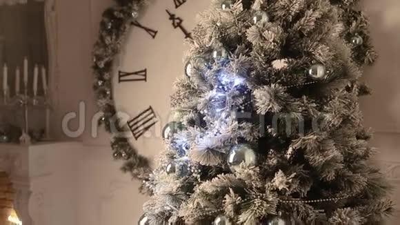 带手表的白色圣诞房视频的预览图