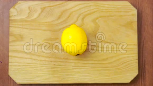 女人在木板上切柠檬上文视视频的预览图