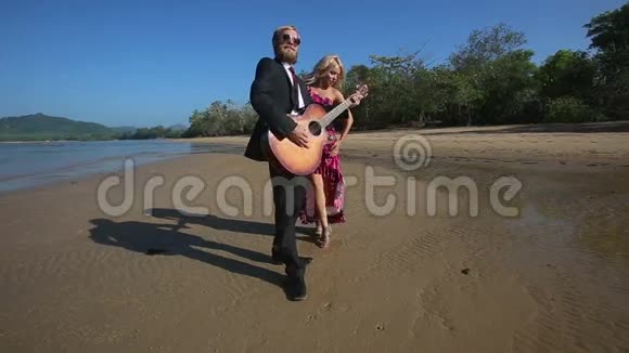 吉他手的演奏和金发女孩的调情摆在低潮视频的预览图