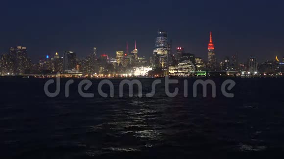 纽约城市的天际线城市的灯光反射在水面上视频的预览图