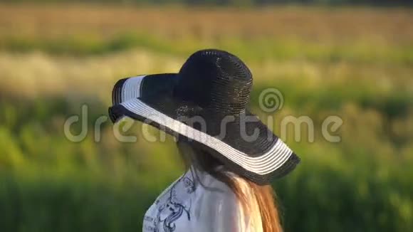 夏日少女在巴拿马为大自然高兴视频的预览图