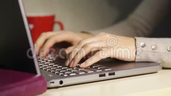 在笔记本电脑键盘上输入女性手的特写视频的预览图