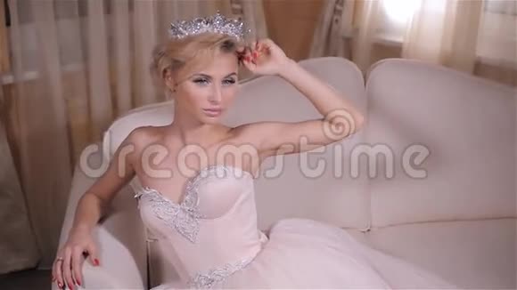 美丽的年轻金发女人一位留着卷发模特的公主一位穿着白色长裙的新娘视频的预览图