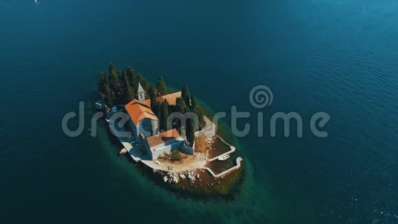 黑山佩拉斯飞越SvetiDorde岛海上空中无人机镜头视频的预览图