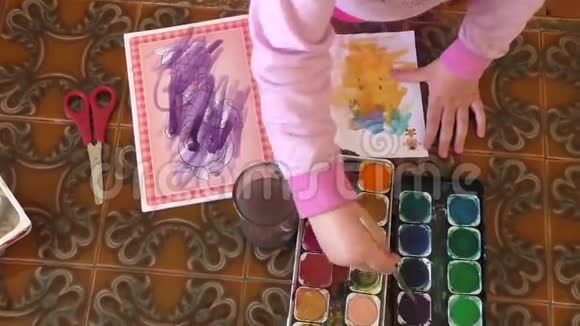 幼儿在涂色本上涂色视频的预览图