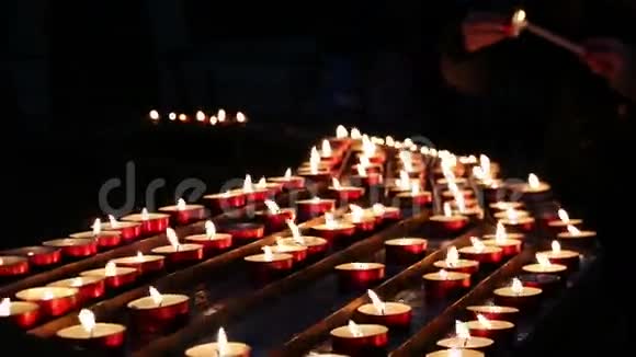 在教堂里点燃蜡烛N3视频的预览图