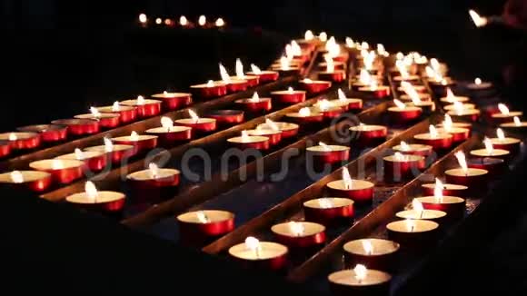 在教堂里点燃蜡烛N2视频的预览图