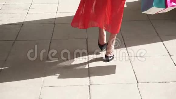 一个带购物袋的漂亮女孩的腿慢动作视频的预览图