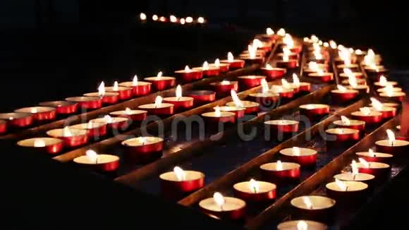 在教堂里点燃蜡烛N1视频的预览图