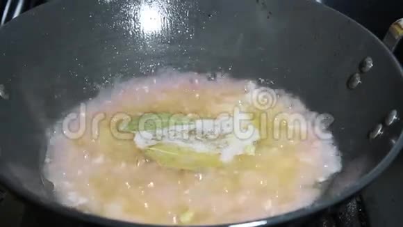 洋葱在油中用香料炒视频的预览图