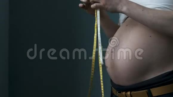 脱衣孕妇测量腹部视频的预览图
