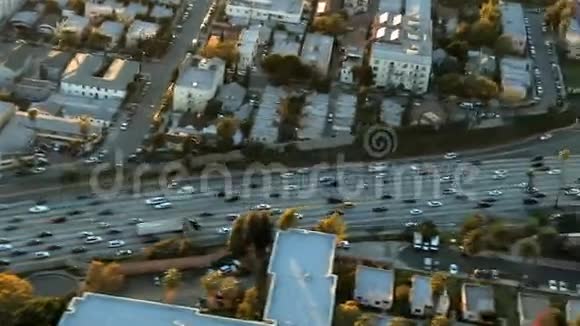 高速公路郊区的空中观景洛杉矶剪辑1视频的预览图
