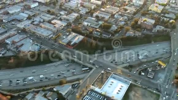 高速公路郊区的空中观景洛杉矶第4段视频的预览图